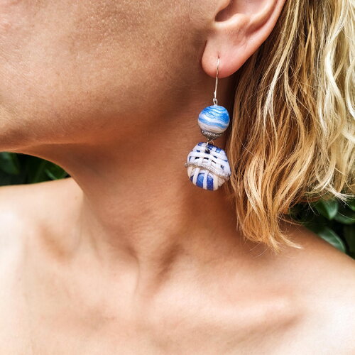 Boucles oreilles bleues argent – design géométrique tressé – handcrafted blue and silver geometric earr