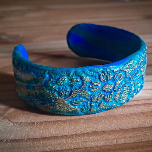 Bracelet manchette large dentelle fleurie bleu turquoise – bijou bohème chic fait main en argile polymère