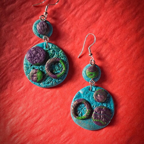 Boucles d’oreilles rondes turquoise &amp; violet – composition artistique