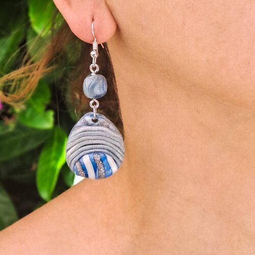 Boucles oreilles bleues et argent – design géométrique tressé – bijou artisanal en polymer