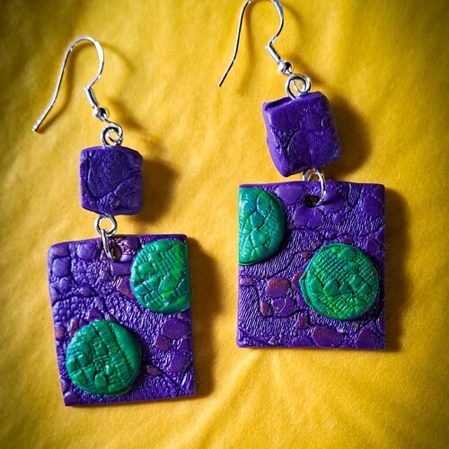 Boucles d’oreilles carrées violet &amp; vert – argile polymère texturée – style abstrait moderne – crochets argent sterling
