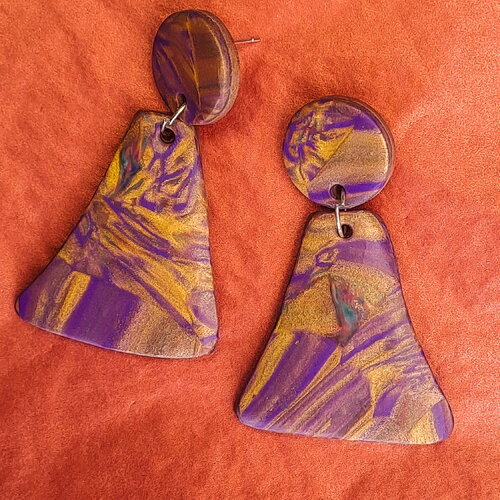 Boucles oreilles violettes et ors, forme trapèze, style moderne chic, bijoux artisanaux faits main-purple and gold trapezoid