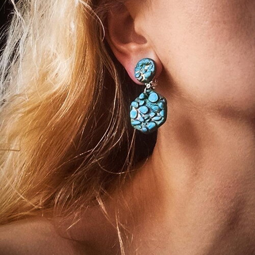 Clips d’oreilles argile polymère bleu irisé – boucles non percées artisanales – bijoux texturés effet pierre – pièce unique