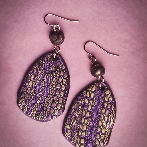 Boucles d’oreilles argile polymère fait main violet et or – texture peau de serpent – cadeau femme
