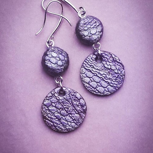 Boucles d’oreilles violettes reflets argentés – bijou artisanal texturé fait main, boucles pendantes élégantes femme