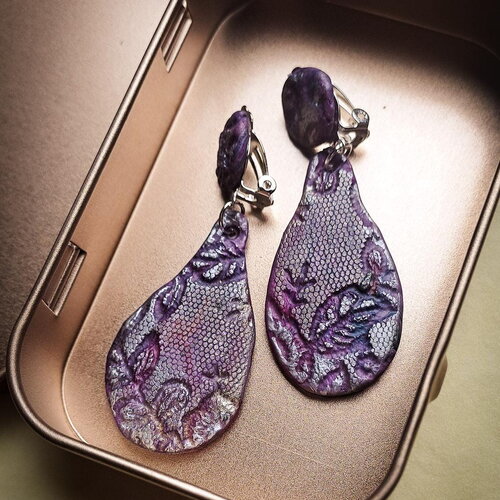 Clips d’oreilles violets roses argentés – pâte polymère texturée – dentelle fleurie