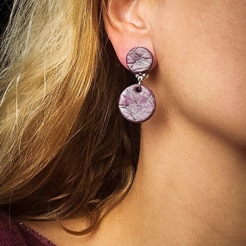 Clips d’oreilles violet-rose argenté – texture organique – effet cuir – pâte polymère – sans perçage