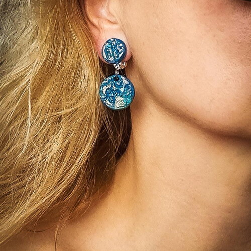 Clips d’oreilles bleus irisés – dentelle fleurie – bijoux artisanaux – sans perçage