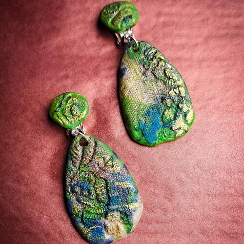 Clips d’oreilles verts artisanaux – dentelle fleurie – tons turquoise – sans perçage