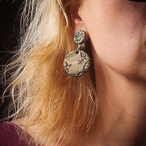 Clips d’oreilles doré et vert – texture dentelle fleurie – bijoux artisanaux – sans perçage