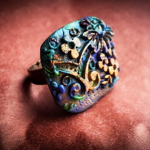 Bague artisanale bleue et verte – argile polymère sculptée – laiton finition bronze – bijou artistique