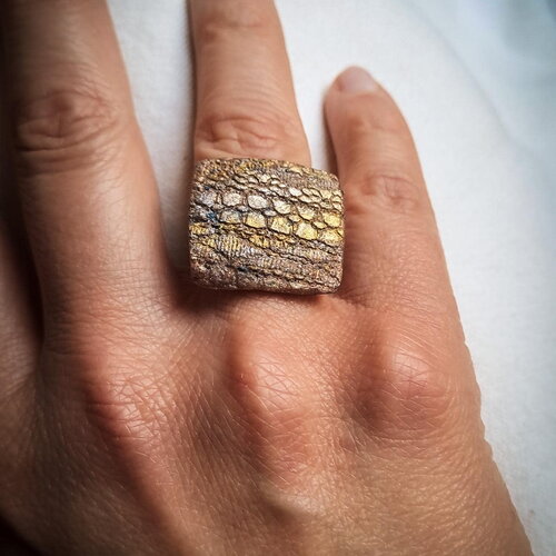 Bague artisanale texturée effet minéral – argile polymère – laiton finition bronze – bijou unique fait main