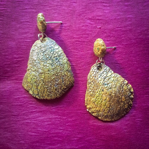 Boucles d’oreilles dorées en polymère – effet pierre/écaille – attaches en argent sterling – bijou artisanal léger