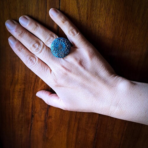 Bague ronde fleurie bleue – laiton bronze – bague réglable – bijou artisanal en argile polymère – pièce unique