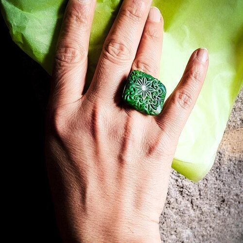 Bague verte carrée artisanale – laiton finition argent platine rhodié – bague réglable – bijou fait main pièce unique