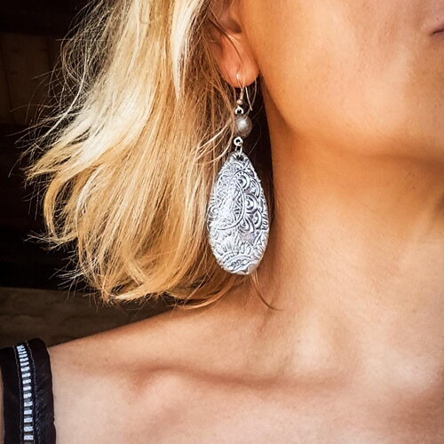 Boucles d’oreilles artisanales argent vieilli texturées en argile polymère • apprêts argent sterling 925