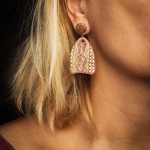 Boucles d’oreilles argile polymère fait main rose et or – texture peau de serpent – cadeau femme