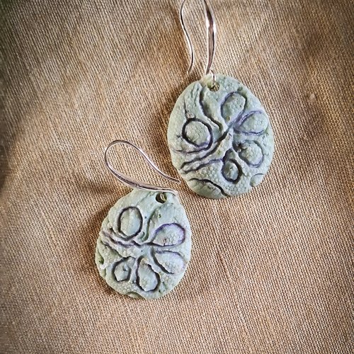 Boucles d’oreilles pistache en argile polymère et argent sterling – pièce unique artisanale