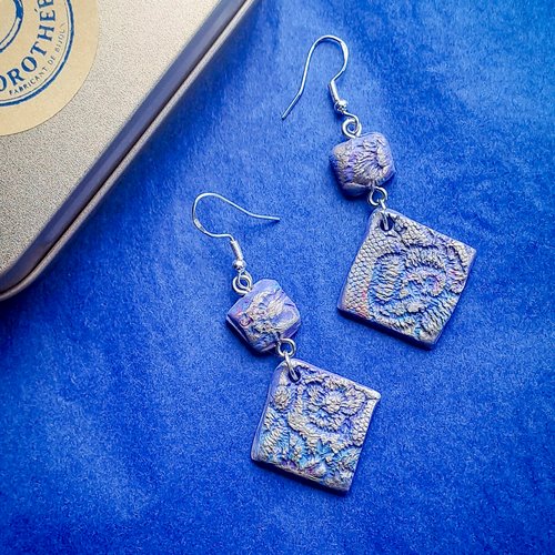 Boucles d’oreilles faites à la main, inspirées des bleuets sauvages et des champs fleuris.