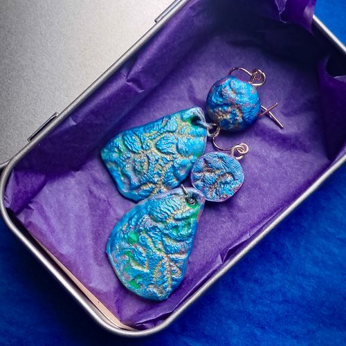 Boucles d’oreilles bleu irisé texture dentelle – argile polymère & argent sterling – pièce unique