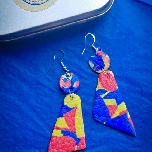Boucles d’oreilles géométriques colorées – design abstrait triangle – argile polymère – pièce unique