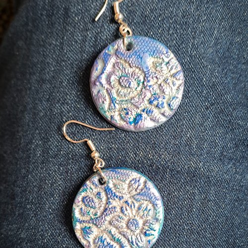 Boucles d’oreilles fleuries bleu irisé en argile polymère et argent sterling 925