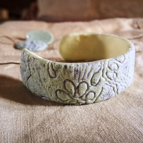 Bracelet manchette pistache en argile polymère – bracelet bohème artisanal pièce unique