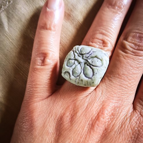 Bague pistache en argile polymère texturée – bague bohème contemporaine artisanale