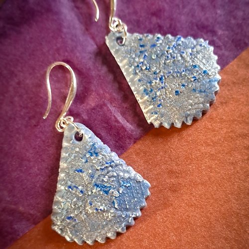 Boucles d’oreilles argentées texturées bleu glacier en argile polymère et argent 925