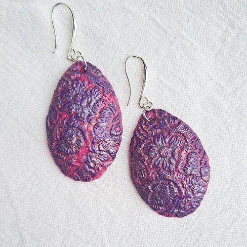 Boucles d'oreilles violettes bohème chic – bijou artisanal unique effet dentelle métallisée