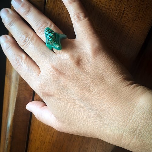 Bague coquillage naturel peinte à la main – argile polymère et véritable coquillage