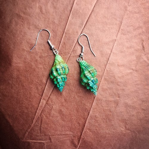 Boucles d’oreilles artisanales coquillages naturels | reflets bleu lagon et vert émeraude | bijou océanique unique
