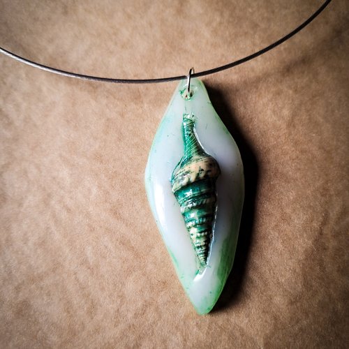 Collier véritable coquillage spiralé vert d'eau peint à la main – pièce unique – câble acier inoxydable argenté