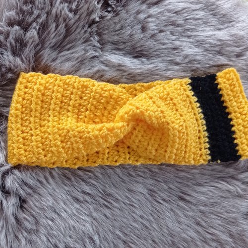 Cache-oreilles au crochet, jaune avec une rayure noire