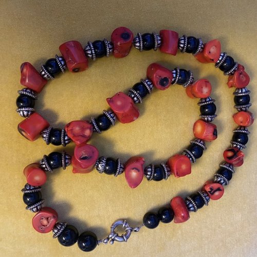 Collier “rouge corail élégance” – création artisanale