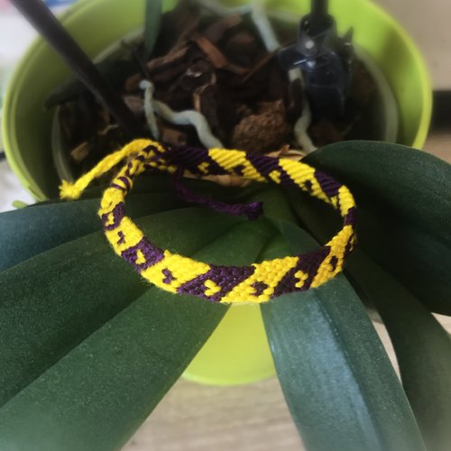 Bracelet brésilien motif coeur jaune et violet