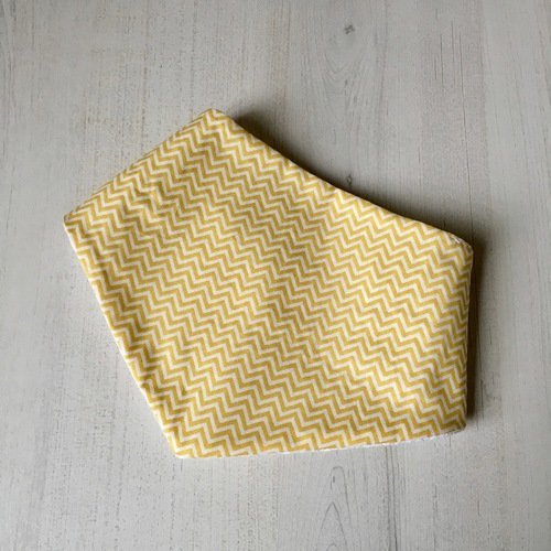 Bavoir bandana réversible à motifs géométriques chevrons jaunes 