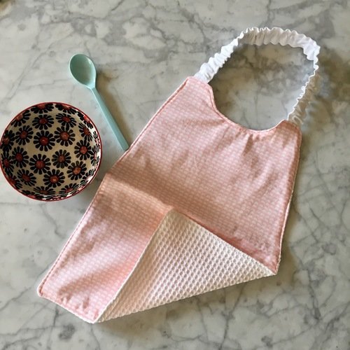 Serviette de table élastiquée pour l'école maternelle, tissu rose pâle et blanc