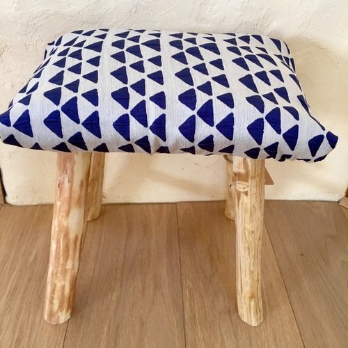 Epetit tabouret en bois et tissu bleu et blanc