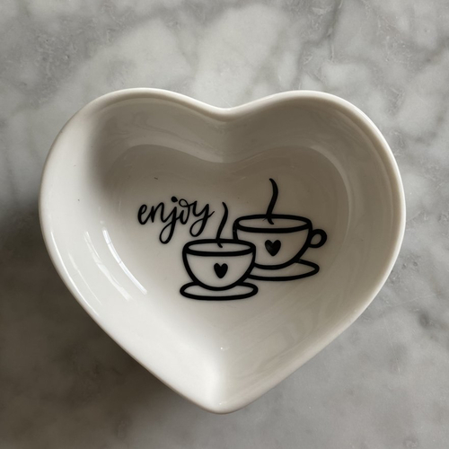 Coupelle coeur, porte-sachet de thé, en porcelaine blanche, motif tasses noires