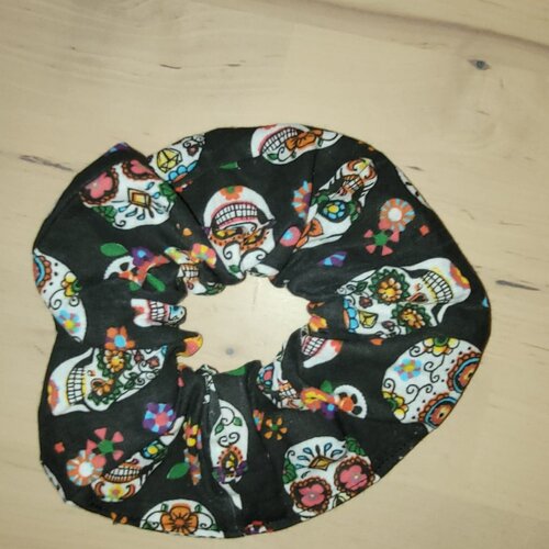 Chouchou en tissu avec motif tête de mort.