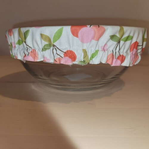Charlotte alimentaire en tissu avec un motif de cerise.