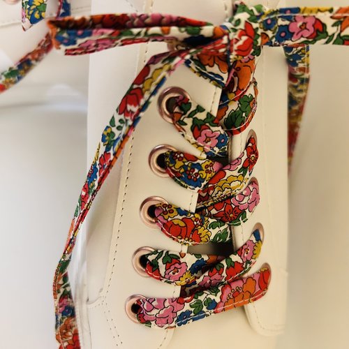 Lacets fleuri liberty