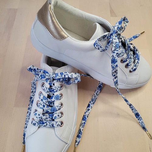 Lacets en tissu fleuri