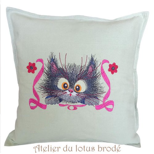 Housse de coussin brodée" chaton noir au ruban de satin rose", 40*40cm , coton biologique- collection bestiaire