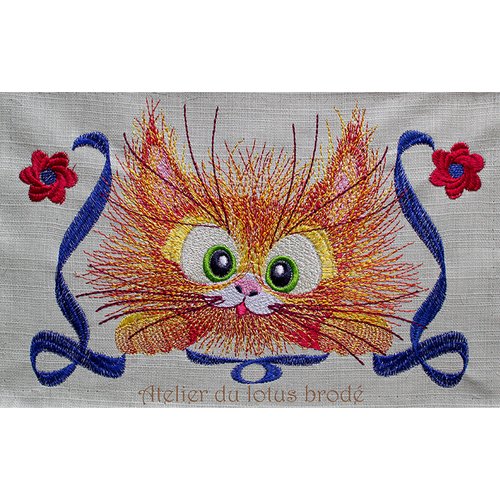 Fichier broderie machine- chaton roux joueur aux grands yeux d'émeraude.