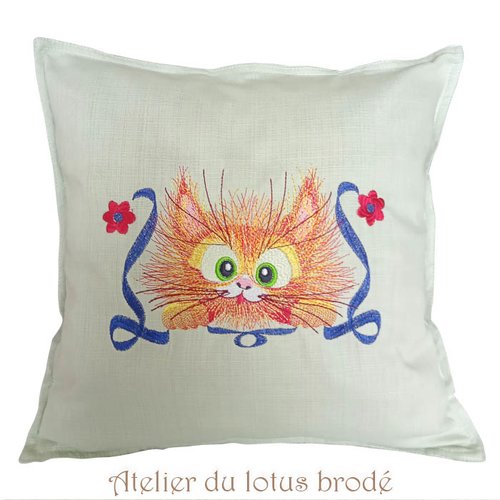 Chaton roux et ses ruban- housse de coussin en coton biologique- 40*40 cm- collection bestiaire brodé