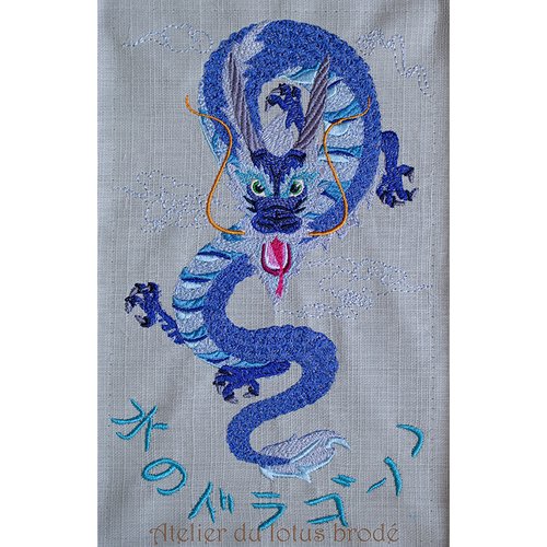 Le gardien des eaux anciennes – housse de coussin brodée en coton biologique- collection bestiaire brodé
