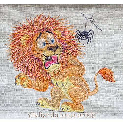 Fichier de broderie machine - le lion peureux et son araignée- motif humoristique- collection bestiaire brodé.