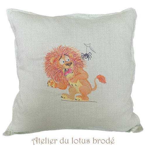 Housse de coussin- quand  le roi des animaux rencontre une araignée- collection bestiaire brodé